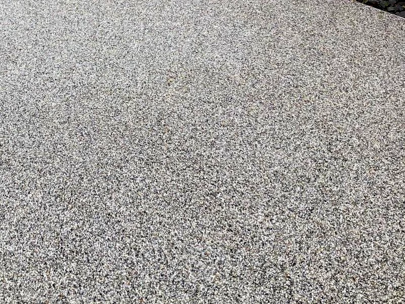 light gray gravel resin bound